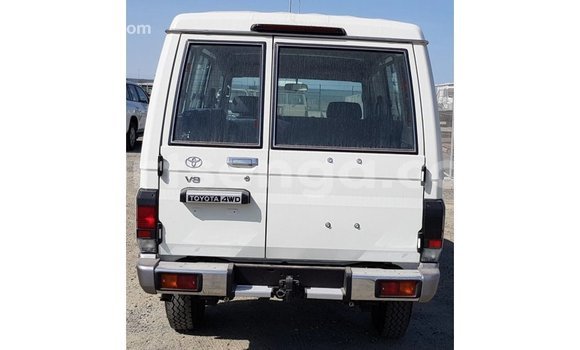 Acheter Import Voiture Toyota Land Cruiser Blanc à Import - Dubai, Hhohho Acheter Import Voiture Toyota Land Cruiser Blanc à Import - Dubai, Hhohho