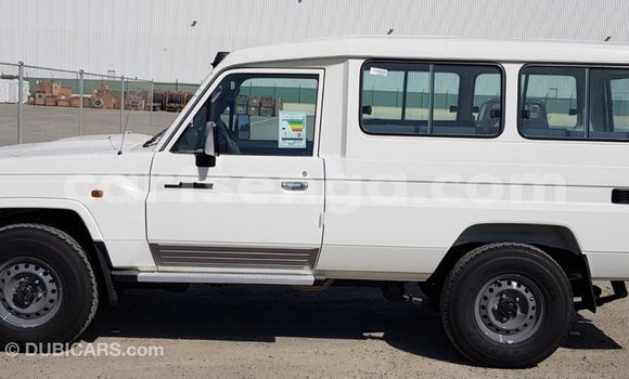 Acheter Import Voiture Toyota Land Cruiser Blanc à Import - Dubai, Hhohho Acheter Import Voiture Toyota Land Cruiser Blanc à Import - Dubai, Hhohho