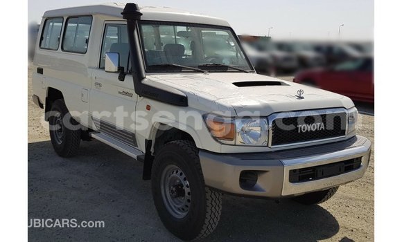 Acheter Import Voiture Toyota Land Cruiser Blanc à Import - Dubai, Hhohho Acheter Import Voiture Toyota Land Cruiser Blanc à Import - Dubai, Hhohho
