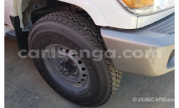 Acheter Import Voiture Toyota Land Cruiser Blanc à Import - Dubai, Hhohho Acheter Import Voiture Toyota Land Cruiser Blanc à Import - Dubai, Hhohho