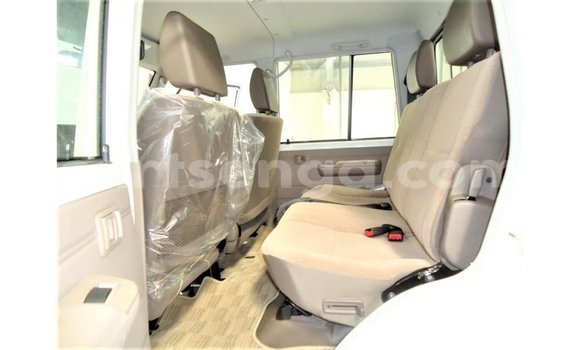 Acheter Import Voiture Toyota Land Cruiser Blanc à Import - Dubai, Hhohho Acheter Import Voiture Toyota Land Cruiser Blanc à Import - Dubai, Hhohho