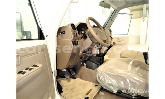 Acheter Import Voiture Toyota Land Cruiser Blanc à Import - Dubai, Hhohho Acheter Import Voiture Toyota Land Cruiser Blanc à Import - Dubai, Hhohho