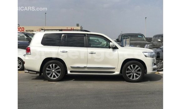 Acheter Import Voiture Toyota Land Cruiser Blanc à Import - Dubai, Hhohho Acheter Import Voiture Toyota Land Cruiser Blanc à Import - Dubai, Hhohho