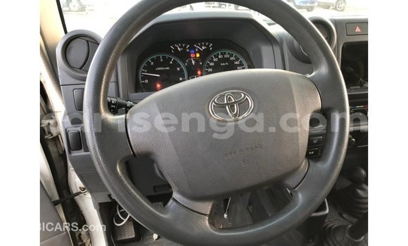 Nunua Imported Toyota Land Cruiser White Gari ndani ya Import - Dubai nchini Hhohho Nunua Imported Toyota Land Cruiser White Gari ndani ya Import - Dubai nchini Hhohho