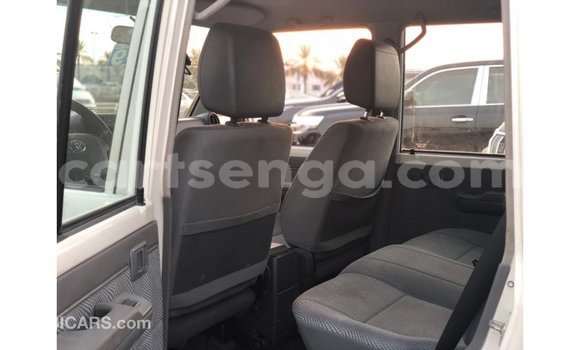 Nunua Imported Toyota Land Cruiser White Gari ndani ya Import - Dubai nchini Hhohho Nunua Imported Toyota Land Cruiser White Gari ndani ya Import - Dubai nchini Hhohho