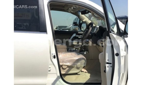 Acheter Import Voiture Toyota Land Cruiser Blanc à Import - Dubai, Hhohho Acheter Import Voiture Toyota Land Cruiser Blanc à Import - Dubai, Hhohho
