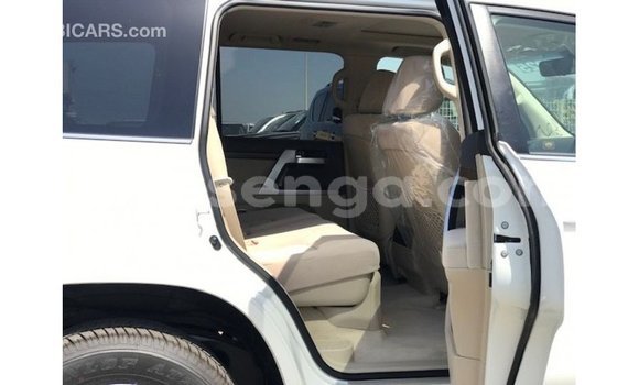 Acheter Import Voiture Toyota Land Cruiser Blanc à Import - Dubai, Hhohho Acheter Import Voiture Toyota Land Cruiser Blanc à Import - Dubai, Hhohho