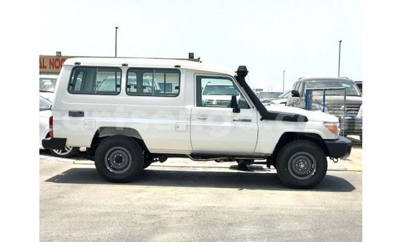 Nunua Imported Toyota Land Cruiser White Gari ndani ya Import - Dubai nchini Hhohho Nunua Imported Toyota Land Cruiser White Gari ndani ya Import - Dubai nchini Hhohho