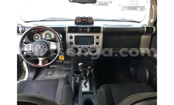 Nunua Imported Toyota FJ Cruiser White Gari ndani ya Import - Dubai nchini Hhohho Nunua Imported Toyota FJ Cruiser White Gari ndani ya Import - Dubai nchini Hhohho