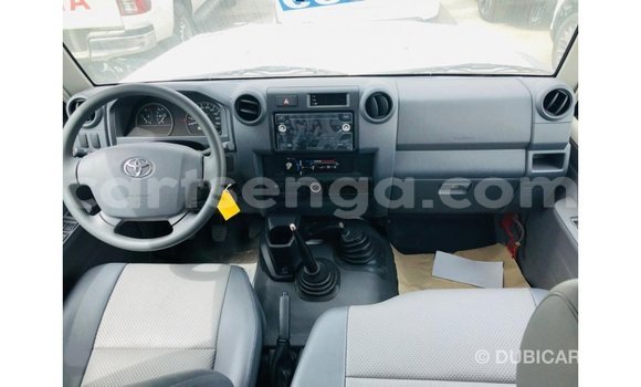 Nunua Imported Toyota Land Cruiser White Gari ndani ya Import - Dubai nchini Hhohho Nunua Imported Toyota Land Cruiser White Gari ndani ya Import - Dubai nchini Hhohho