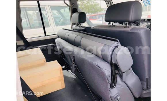 Nunua Imported Toyota Land Cruiser White Gari ndani ya Import - Dubai nchini Hhohho Nunua Imported Toyota Land Cruiser White Gari ndani ya Import - Dubai nchini Hhohho