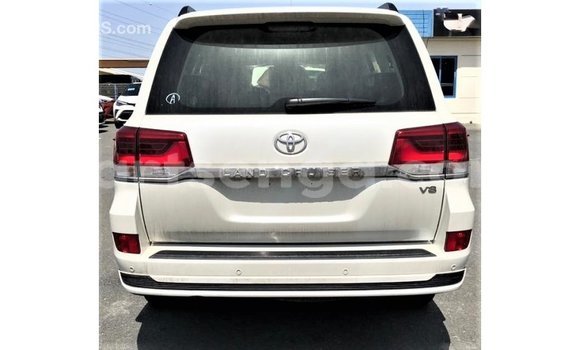 Acheter Import Voiture Toyota Land Cruiser Blanc à Import - Dubai, Hhohho Acheter Import Voiture Toyota Land Cruiser Blanc à Import - Dubai, Hhohho