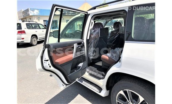 Acheter Import Voiture Toyota Land Cruiser Blanc à Import - Dubai, Hhohho Acheter Import Voiture Toyota Land Cruiser Blanc à Import - Dubai, Hhohho