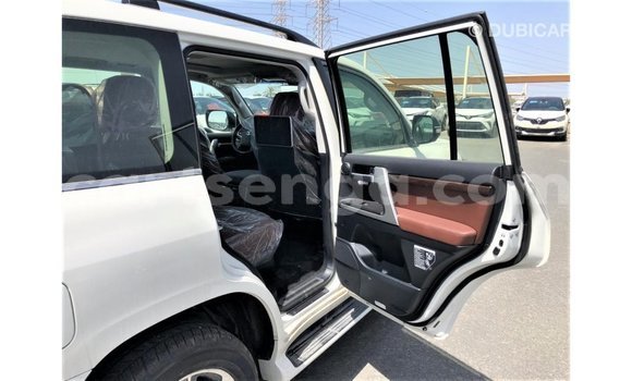 Acheter Import Voiture Toyota Land Cruiser Blanc à Import - Dubai, Hhohho Acheter Import Voiture Toyota Land Cruiser Blanc à Import - Dubai, Hhohho