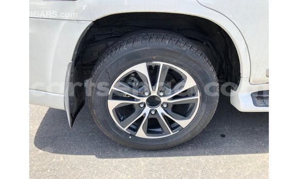 Acheter Import Voiture Toyota Land Cruiser Blanc à Import - Dubai, Hhohho Acheter Import Voiture Toyota Land Cruiser Blanc à Import - Dubai, Hhohho