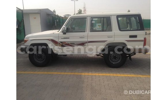 Acheter Import Voiture Toyota Land Cruiser Blanc à Import - Dubai, Hhohho Acheter Import Voiture Toyota Land Cruiser Blanc à Import - Dubai, Hhohho