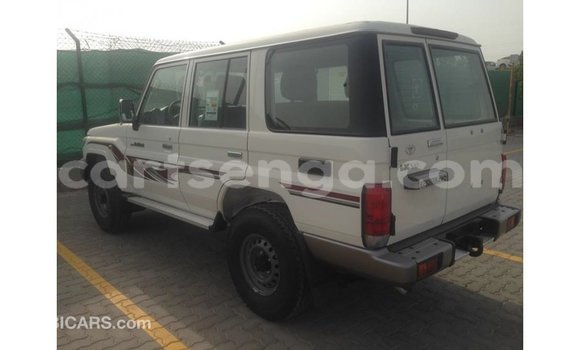 Acheter Import Voiture Toyota Land Cruiser Blanc à Import - Dubai, Hhohho Acheter Import Voiture Toyota Land Cruiser Blanc à Import - Dubai, Hhohho