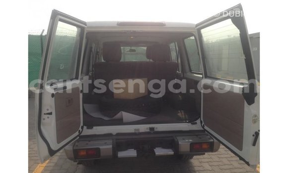 Acheter Import Voiture Toyota Land Cruiser Blanc à Import - Dubai, Hhohho Acheter Import Voiture Toyota Land Cruiser Blanc à Import - Dubai, Hhohho