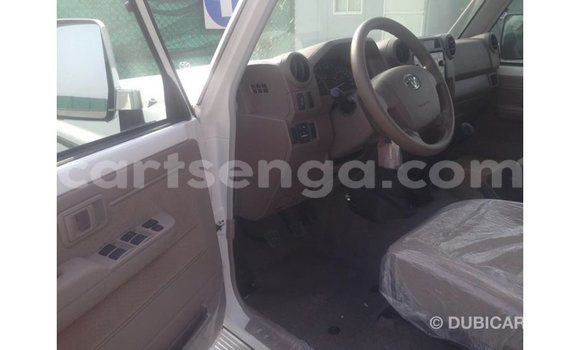 Acheter Import Voiture Toyota Land Cruiser Blanc à Import - Dubai, Hhohho Acheter Import Voiture Toyota Land Cruiser Blanc à Import - Dubai, Hhohho