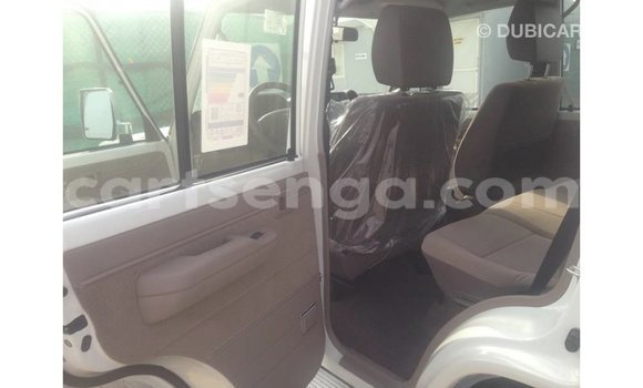 Acheter Import Voiture Toyota Land Cruiser Blanc à Import - Dubai, Hhohho Acheter Import Voiture Toyota Land Cruiser Blanc à Import - Dubai, Hhohho