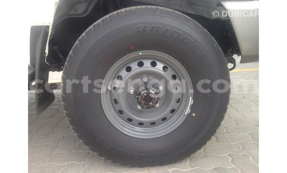 Acheter Import Voiture Toyota Land Cruiser Blanc à Import - Dubai, Hhohho Acheter Import Voiture Toyota Land Cruiser Blanc à Import - Dubai, Hhohho