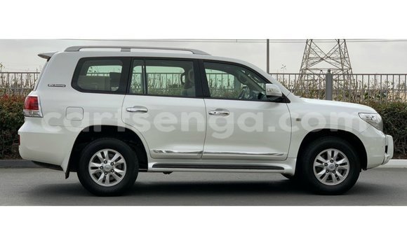 Acheter Import Voiture Toyota Land Cruiser Blanc à Import - Dubai, Hhohho Acheter Import Voiture Toyota Land Cruiser Blanc à Import - Dubai, Hhohho