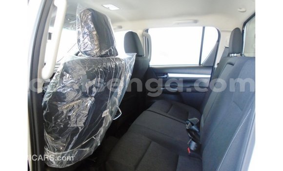 Nunua Imported Toyota Hilux White Gari ndani ya Import - Dubai nchini Hhohho Nunua Imported Toyota Hilux White Gari ndani ya Import - Dubai nchini Hhohho