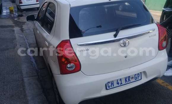 Nunua Ilio tumika Toyota Yaris White Gari ndani ya Ezulwini nchini Hhohho