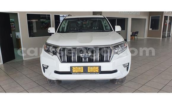 Nunua Ilio tumika Toyota Land Cruiser Prado White Gari ndani ya Big Bend nchini Lubombo