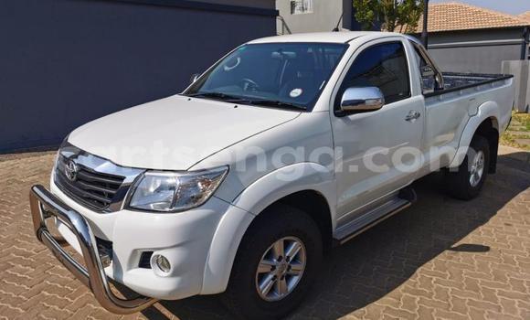 Nunua Ilio tumika Toyota Hilux White Gari ndani ya Big Bend nchini Lubombo