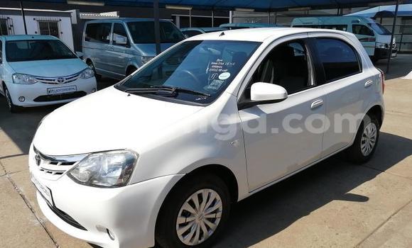 Nunua Ilio tumika Toyota Yaris White Gari ndani ya Big Bend nchini Lubombo