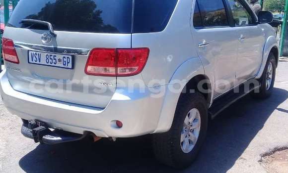 Nunua Ilio tumika Toyota Fortuner Silver Gari ndani ya Ezulwini nchini Hhohho Nunua Ilio tumika Toyota Fortuner Silver Gari ndani ya Ezulwini nchini Hhohho