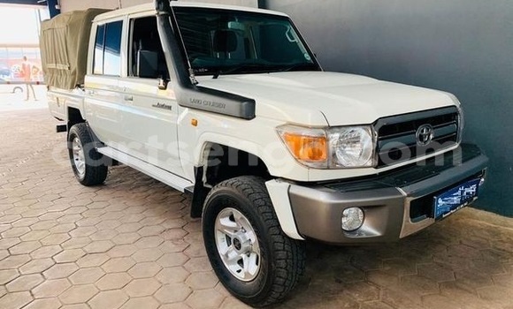 Nunua Ilio tumika Toyota Land Cruiser White Gari ndani ya Bulembu nchini Hhohho