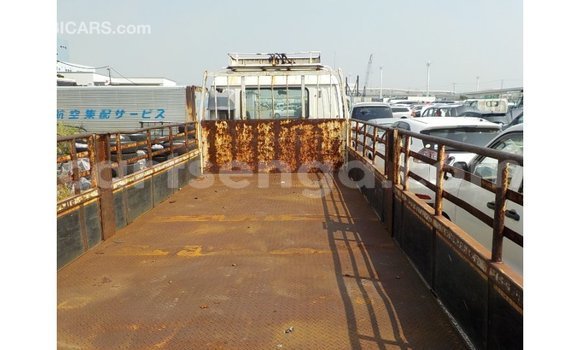 Acheter Import Utilitaire Isuzu Bighorn Blanc à Import - Dubai, Hhohho Acheter Import Utilitaire Isuzu Bighorn Blanc à Import - Dubai, Hhohho