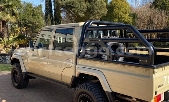 Nunua Ilio tumika Toyota Land Cruiser Beige Gari ndani ya Big Bend nchini Lubombo Nunua Ilio tumika Toyota Land Cruiser Beige Gari ndani ya Big Bend nchini Lubombo