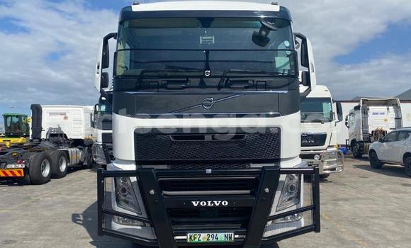 Nunua Ilio tumika Volvo F4 White Lori ndani ya Big Bend nchini Lubombo Nunua Ilio tumika Volvo F4 White Lori ndani ya Big Bend nchini Lubombo