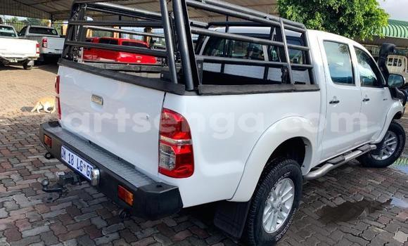 Buy Used Toyota Hilux White Car in Import - Dubai in Hhohho