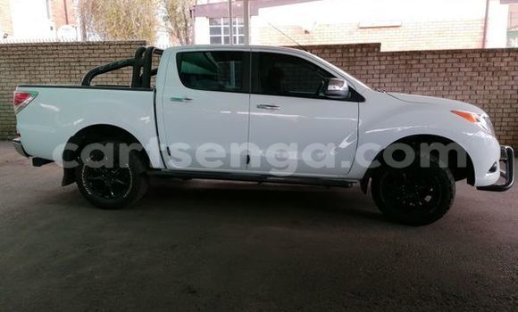 Nunua Ilio tumika Mazda BT-50 White Gari ndani ya Big Bend nchini Lubombo