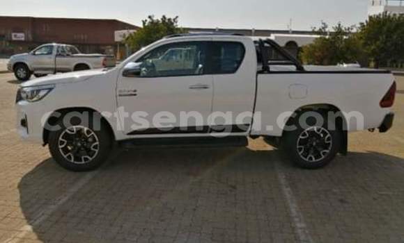 Nunua Ilio tumika Toyota Hilux White Gari ndani ya Manzini nchini Manzini Nunua Ilio tumika Toyota Hilux White Gari ndani ya Manzini nchini Manzini