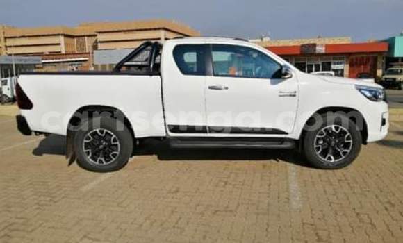 Nunua Ilio tumika Toyota Hilux White Gari ndani ya Manzini nchini Manzini Nunua Ilio tumika Toyota Hilux White Gari ndani ya Manzini nchini Manzini