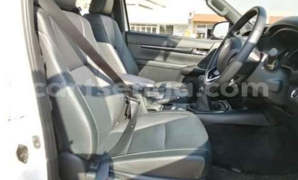 Nunua Ilio tumika Toyota Hilux White Gari ndani ya Manzini nchini Manzini Nunua Ilio tumika Toyota Hilux White Gari ndani ya Manzini nchini Manzini