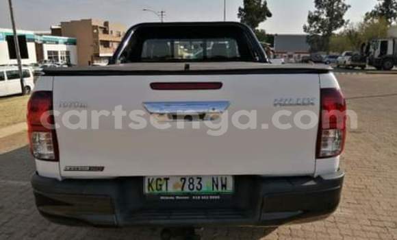 Nunua Ilio tumika Toyota Hilux White Gari ndani ya Manzini nchini Manzini Nunua Ilio tumika Toyota Hilux White Gari ndani ya Manzini nchini Manzini