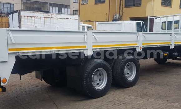 Nunua Ilio tumika Hino 300 Series White Lori ndani ya Mbabane nchini Manzini Nunua Ilio tumika Hino 300 Series White Lori ndani ya Mbabane nchini Manzini