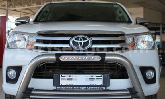 Nunua Ilio tumika Toyota Hilux White Gari ndani ya Import - Dubai nchini Hhohho