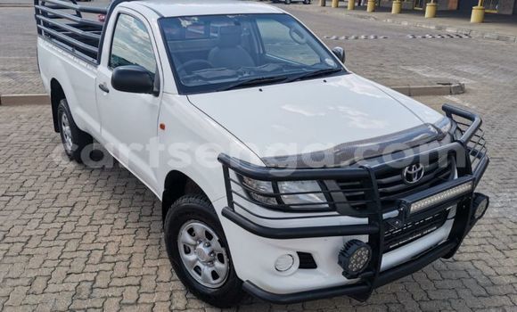 Nunua Ilio tumika Toyota Hilux White Gari ndani ya Bulembu nchini Hhohho
