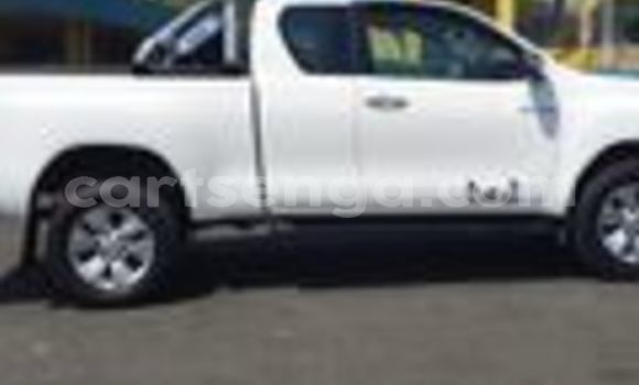 Nunua Ilio tumika Toyota Hilux White Gari ndani ya Ezulwini nchini Hhohho