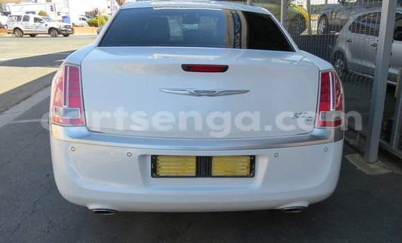 Nunua Ilio tumika Chrysler 300C White Gari ndani ya Big Bend nchini Lubombo Nunua Ilio tumika Chrysler 300C White Gari ndani ya Big Bend nchini Lubombo