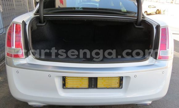 Nunua Ilio tumika Chrysler 300C White Gari ndani ya Big Bend nchini Lubombo Nunua Ilio tumika Chrysler 300C White Gari ndani ya Big Bend nchini Lubombo