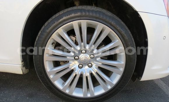 Nunua Ilio tumika Chrysler 300C White Gari ndani ya Big Bend nchini Lubombo Nunua Ilio tumika Chrysler 300C White Gari ndani ya Big Bend nchini Lubombo