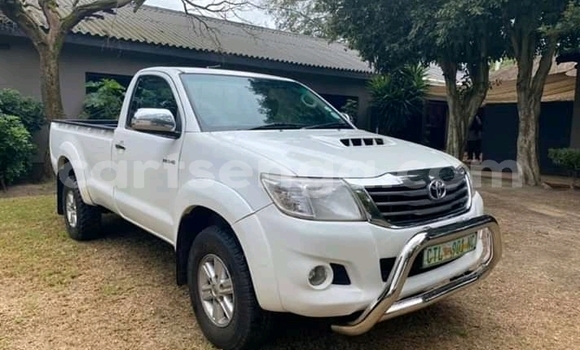 Nunua Ilio tumika Toyota Hilux White Gari ndani ya Manzini nchini Manzini